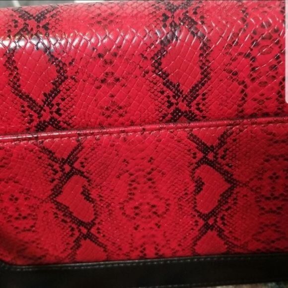 JL Womens Red & Black Snakeskin Embosse Medium Crossbody Bag - New - Picture 8 of 12